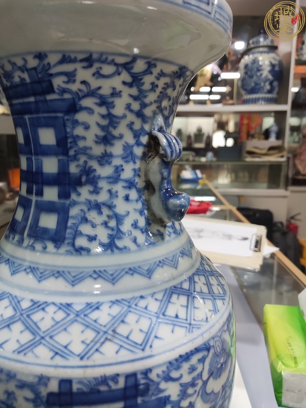 古玩陶瓷青花淡描花卉紋喜字撇口瓶真品鑒賞圖