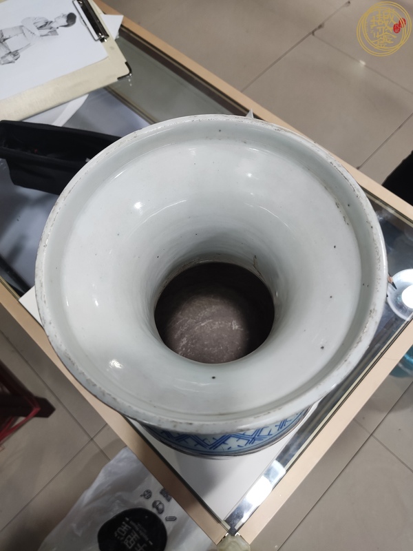 古玩陶瓷青花淡描花卉紋喜字撇口瓶真品鑒賞圖