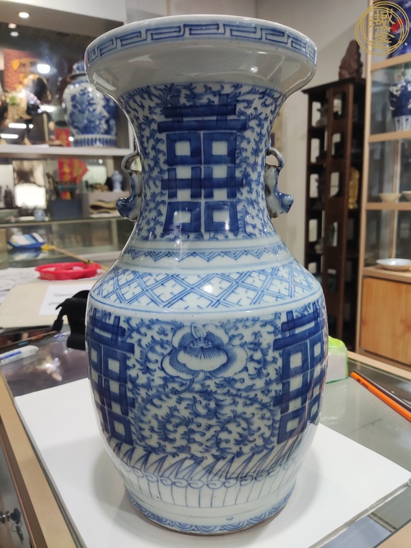 古玩陶瓷青花淡描花卉紋喜字撇口瓶真品鑒賞圖