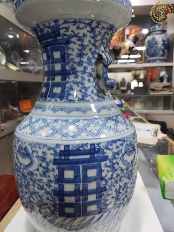 古玩陶瓷青花淡描花卉紋喜字撇口瓶真品鑒賞圖