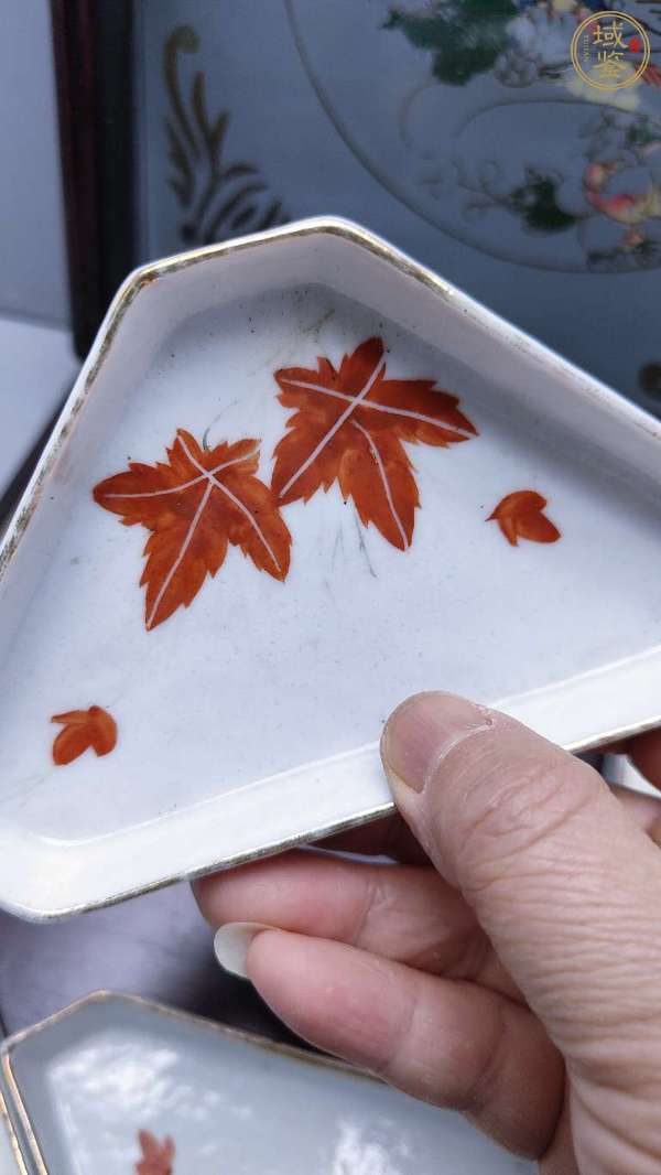 古玩陶瓷民國礬紅楓葉紋攢盤真品鑒賞圖