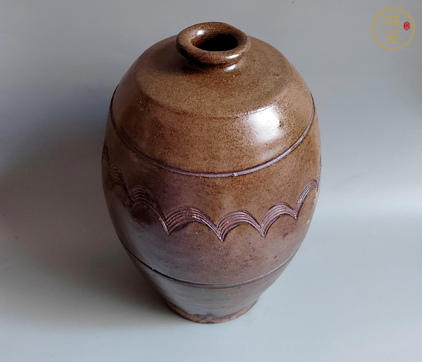 古玩陶瓷茶葉末釉刻水波紋梅瓶真品鑒賞圖