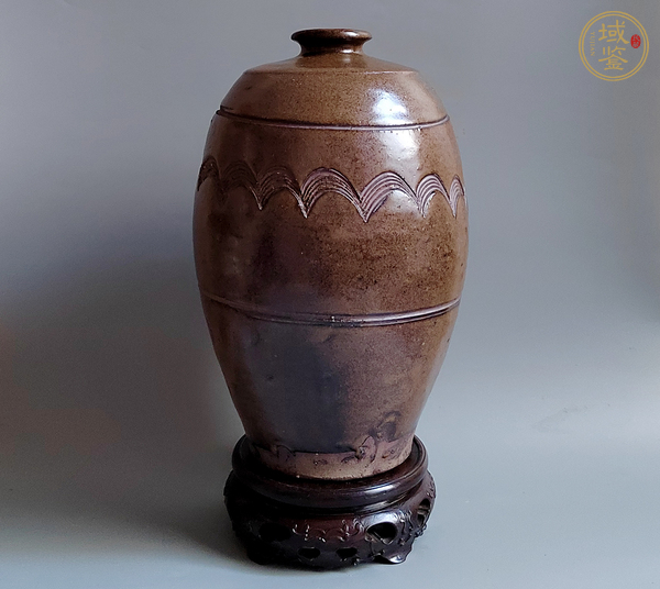 古玩陶瓷茶葉末釉刻水波紋梅瓶真品鑒賞圖