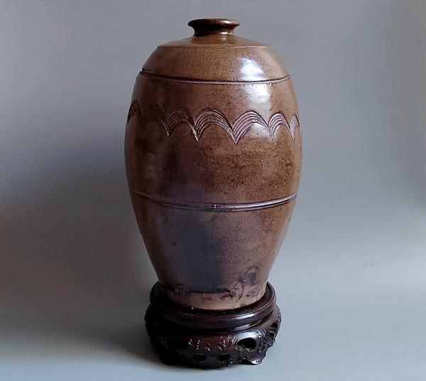 古玩轉(zhuǎn)賣明代茶葉末釉刻水波紋梅瓶拍賣，當(dāng)前價格0元