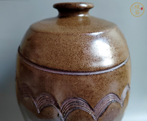 古玩陶瓷茶葉末釉刻水波紋梅瓶真品鑒賞圖