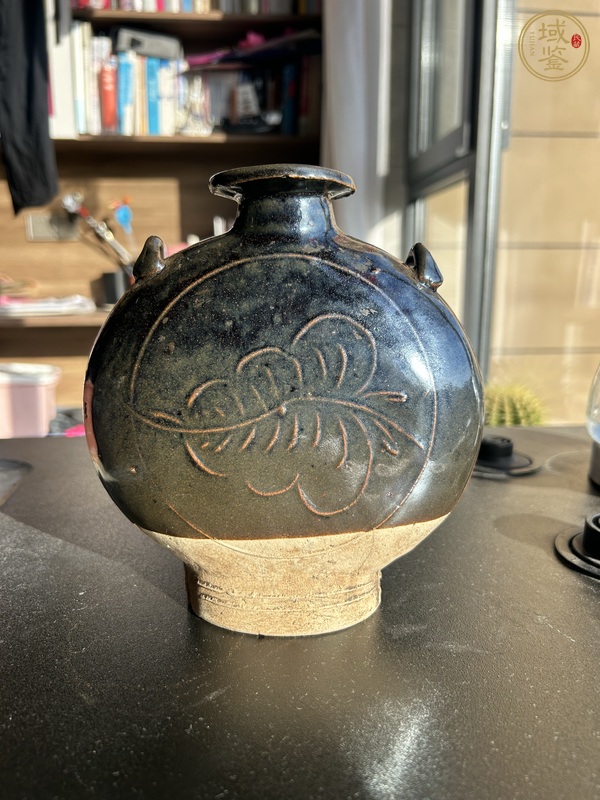 古玩耀州黑釉樹(shù)葉紋穿戴扁壺真品鑒賞圖