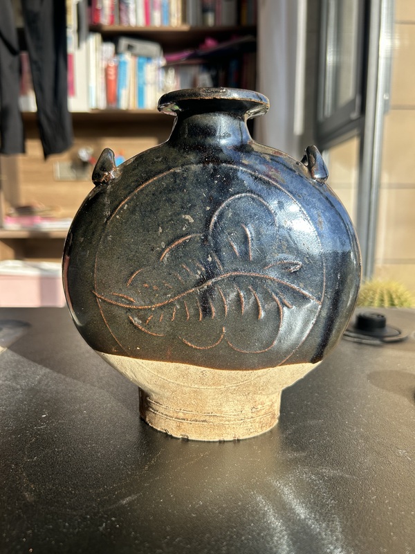 古玩陶瓷金元耀州黑釉樹(shù)葉紋穿戴扁壺（馬背上的壺）拍賣，當(dāng)前價(jià)格864元