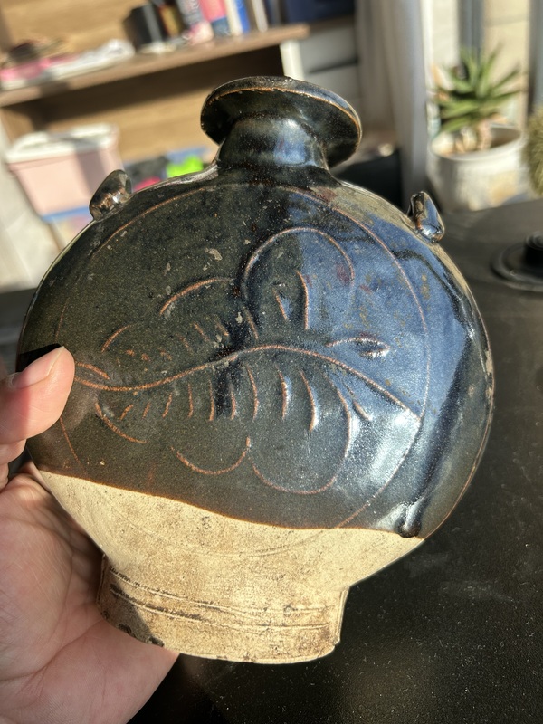 古玩陶瓷金元耀州黑釉樹(shù)葉紋穿戴扁壺（馬背上的壺）拍賣，當(dāng)前價(jià)格864元