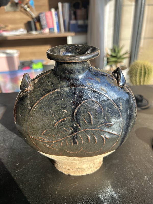 古玩陶瓷金元耀州黑釉樹(shù)葉紋穿戴扁壺（馬背上的壺）拍賣，當(dāng)前價(jià)格864元