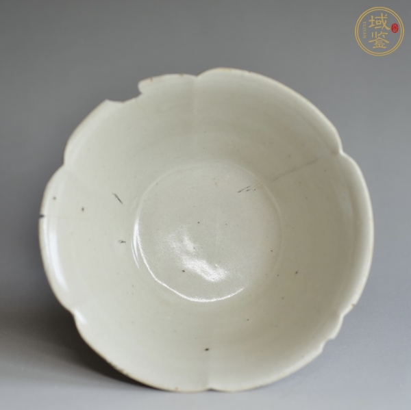 古玩陶瓷北宋定窯系花口碗真品鑒賞圖