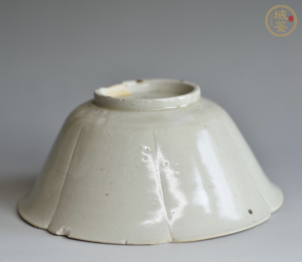 古玩陶瓷北宋定窯系花口碗真品鑒賞圖