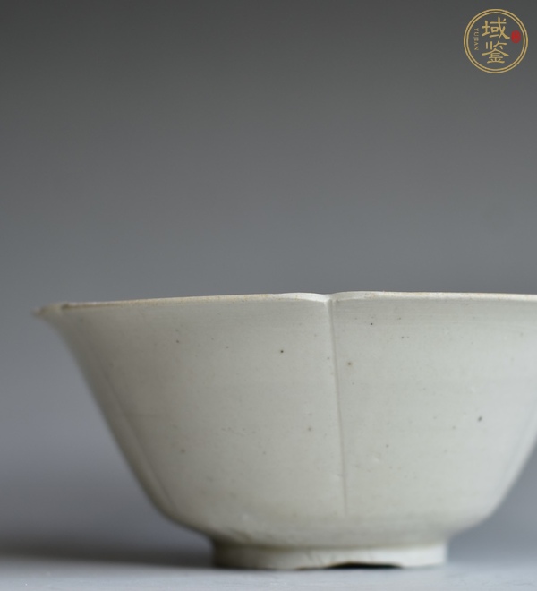 古玩陶瓷北宋定窯系花口碗真品鑒賞圖