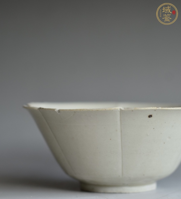 古玩陶瓷北宋定窯系花口碗真品鑒賞圖
