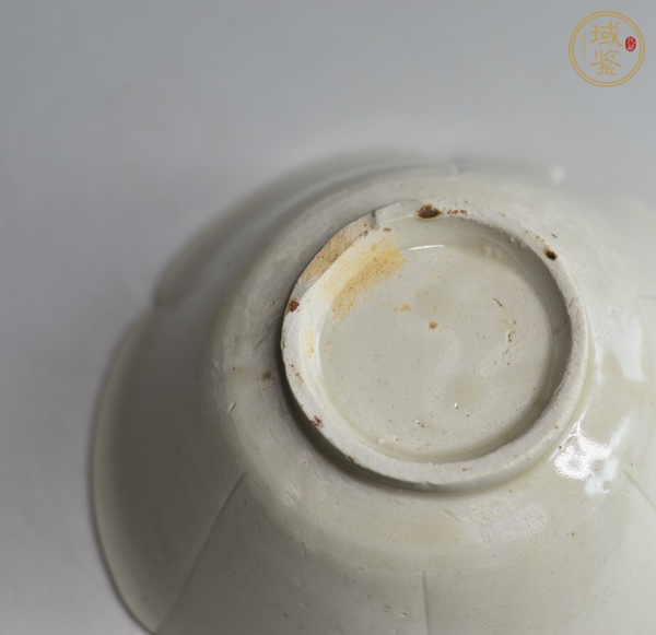 古玩陶瓷北宋定窯系花口碗真品鑒賞圖