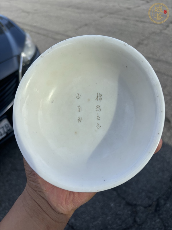 古玩陶瓷明代晚期德化窯白釉刻詩(shī)文臥足碗真品鑒賞圖
