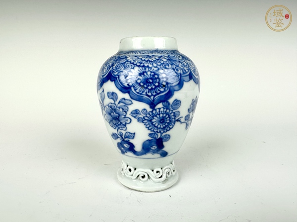 古玩陶瓷清乾隆·青花花卉如意云頭紋堆塑瓶真品鑒賞圖