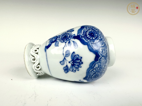 古玩陶瓷清乾隆·青花花卉如意云頭紋堆塑瓶真品鑒賞圖