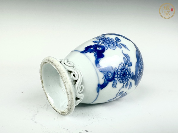 古玩陶瓷清乾隆·青花花卉如意云頭紋堆塑瓶真品鑒賞圖