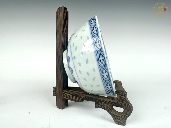 古玩陶瓷清光緒·青花云蝠紋玲瓏碗真品鑒賞圖