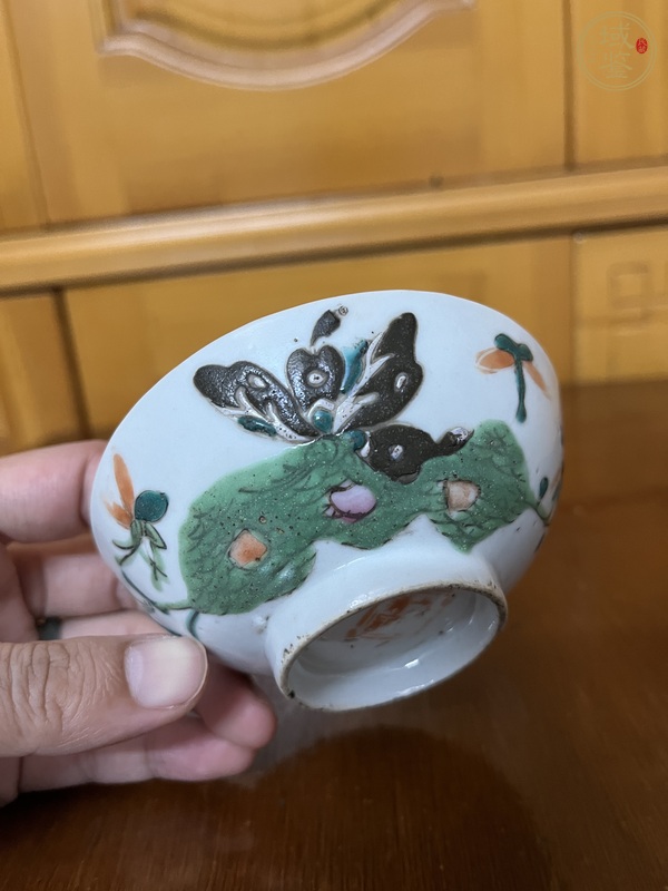 古玩花蝶紋粉彩碗真品鑒賞圖
