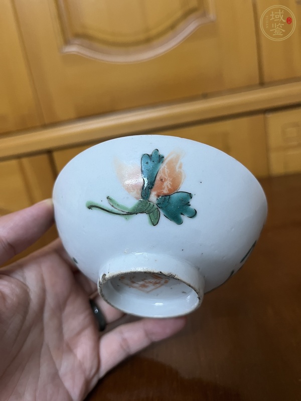 古玩陶瓷花蝶紋粉彩碗真品鑒賞圖