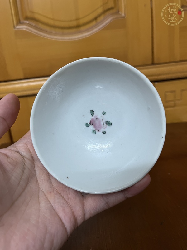 古玩陶瓷花蝶紋粉彩碗真品鑒賞圖