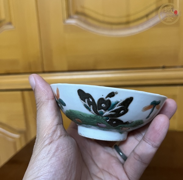 古玩陶瓷花蝶紋粉彩碗真品鑒賞圖