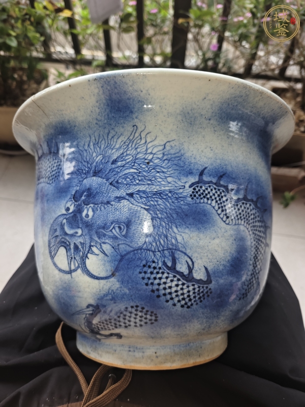 古玩陶瓷清中期青花云龍紋花盆真品鑒賞圖