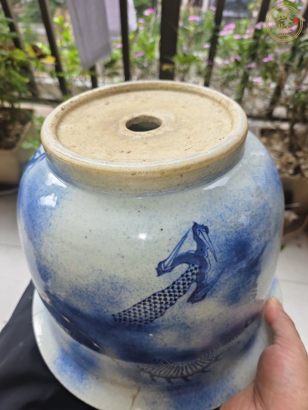 古玩清中期青花云龍紋花盆真品鑒賞圖