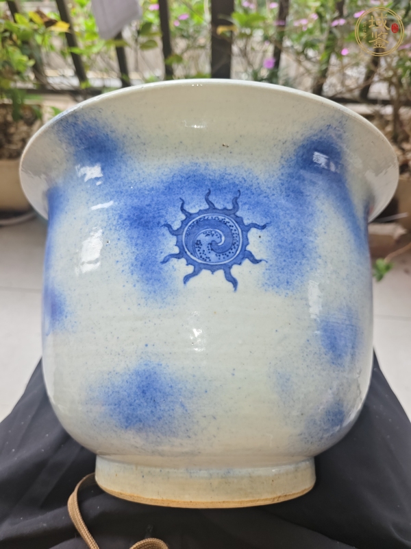 古玩陶瓷清中期青花云龍紋花盆真品鑒賞圖