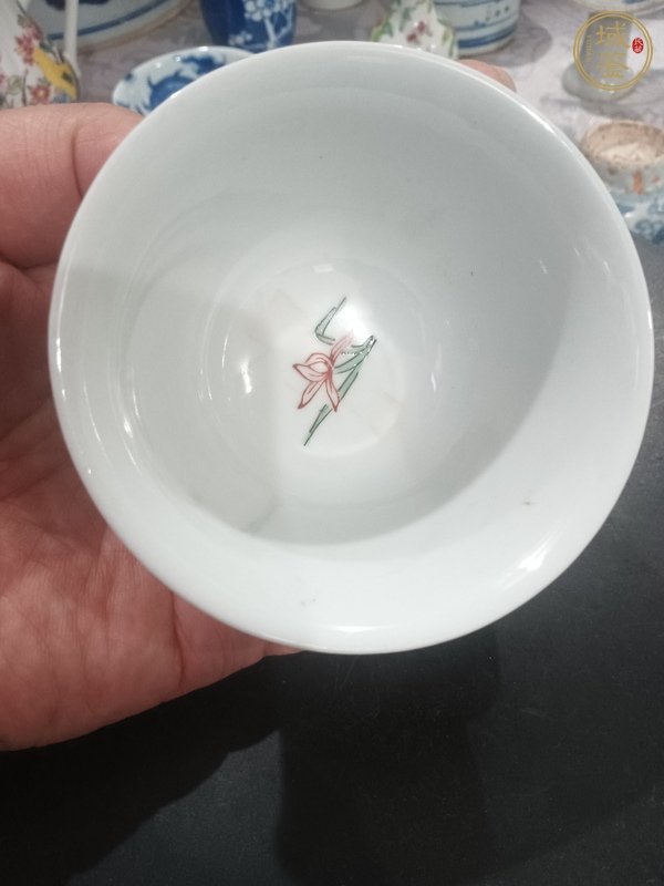 古玩陶瓷花卉紋五彩杯真品鑒賞圖