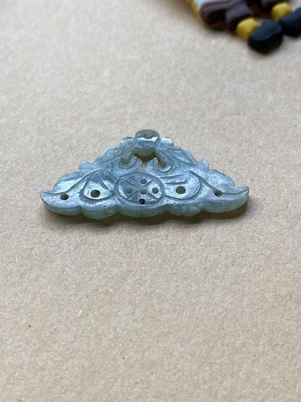 古玩轉(zhuǎn)賣(mài)清代翡翠雕“雙龍墜飾”拍賣(mài)，當(dāng)前價(jià)格222元