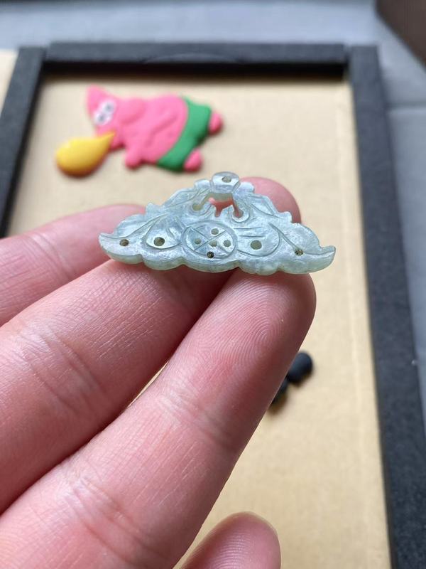 古玩玉器清代翡翠雕“雙龍墜飾”拍賣，當前價格1500元