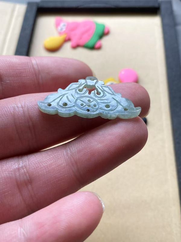 古玩玉器清代翡翠雕“雙龍墜飾”拍賣，當前價格1500元