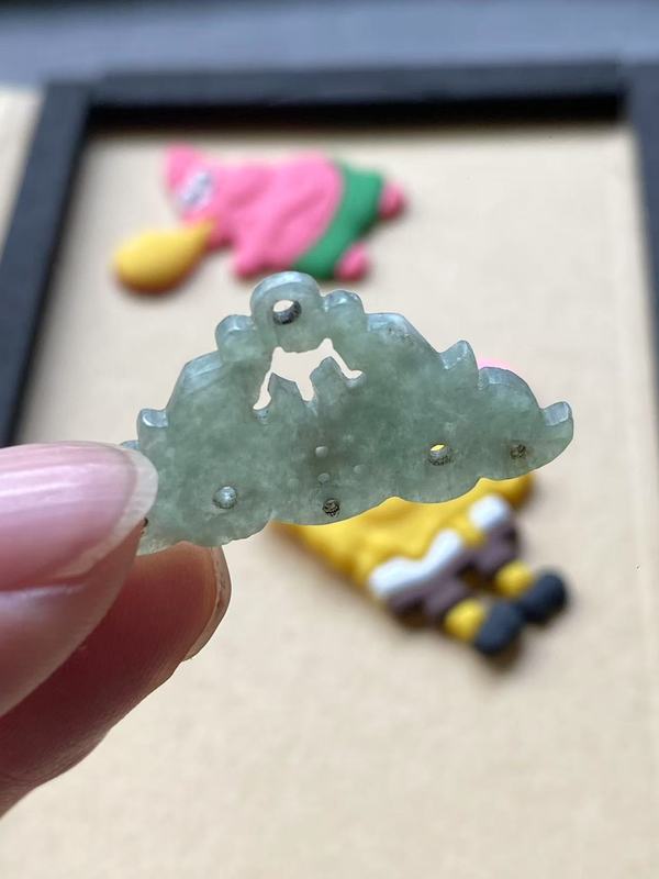 古玩玉器清代翡翠雕“雙龍墜飾”拍賣，當前價格1500元