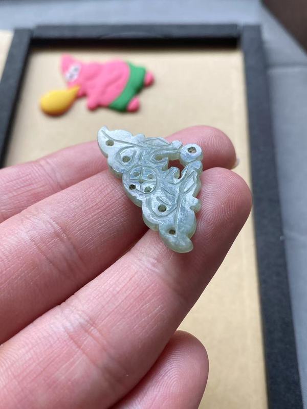古玩玉器清代翡翠雕“雙龍墜飾”拍賣，當前價格1500元