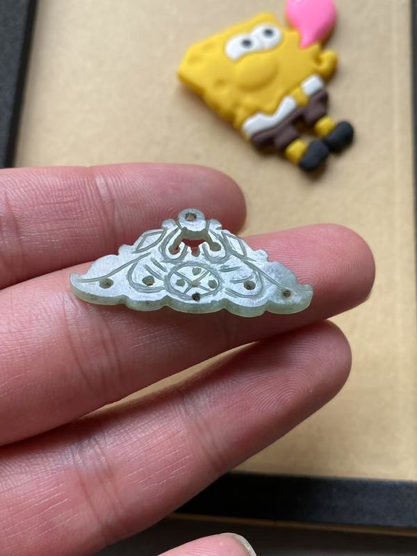 古玩玉器清代翡翠雕“雙龍墜飾”拍賣，當前價格1500元