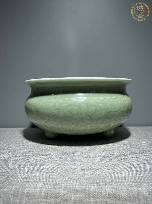 古玩陶瓷豆青釉暗刻纏枝花卉紋三足爐真品鑒賞圖