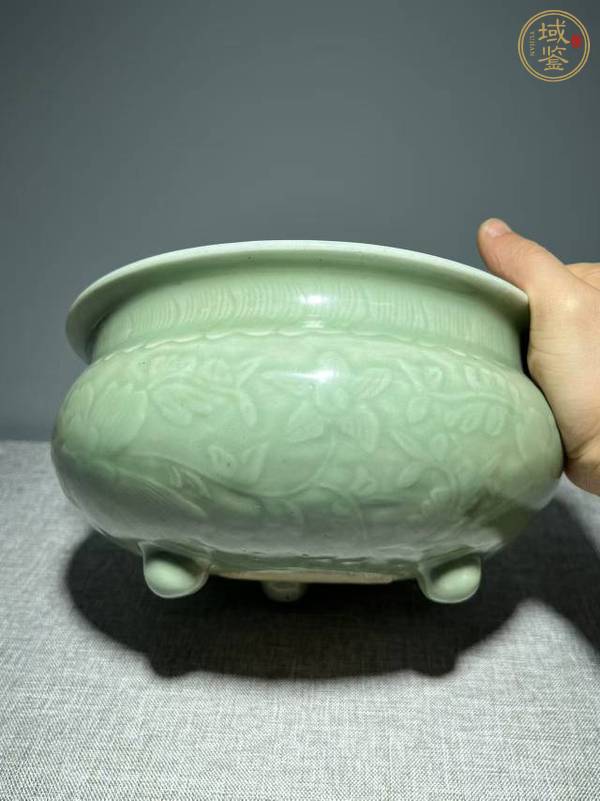 古玩陶瓷豆青釉暗刻纏枝花卉紋三足爐真品鑒賞圖