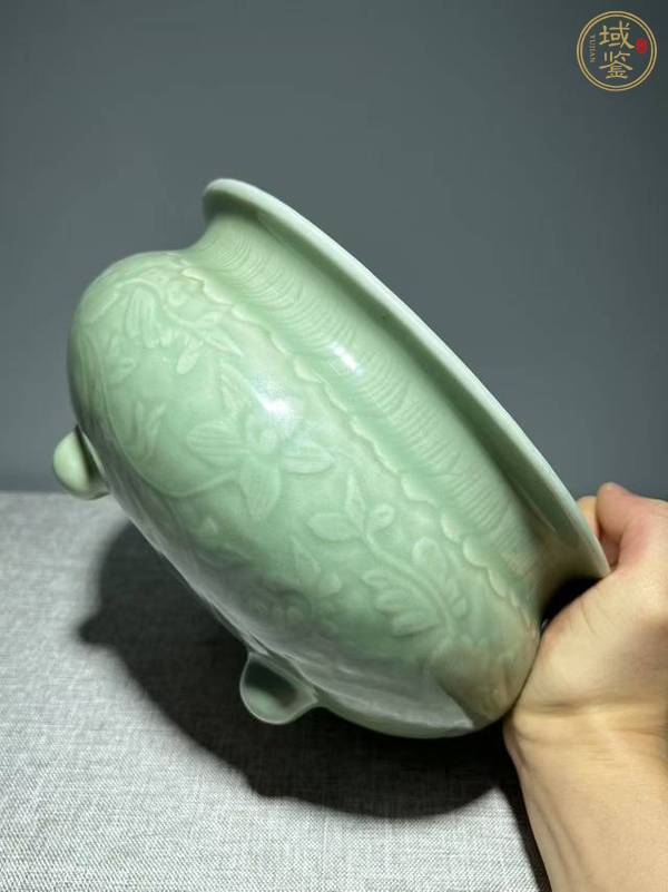 古玩陶瓷豆青釉暗刻纏枝花卉紋三足爐真品鑒賞圖
