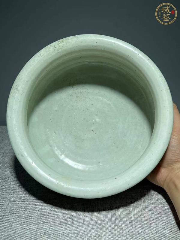 古玩陶瓷豆青釉暗刻纏枝花卉紋三足爐真品鑒賞圖