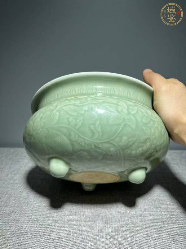 古玩陶瓷豆青釉暗刻纏枝花卉紋三足爐真品鑒賞圖
