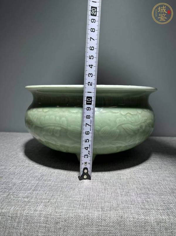 古玩陶瓷豆青釉暗刻纏枝花卉紋三足爐真品鑒賞圖