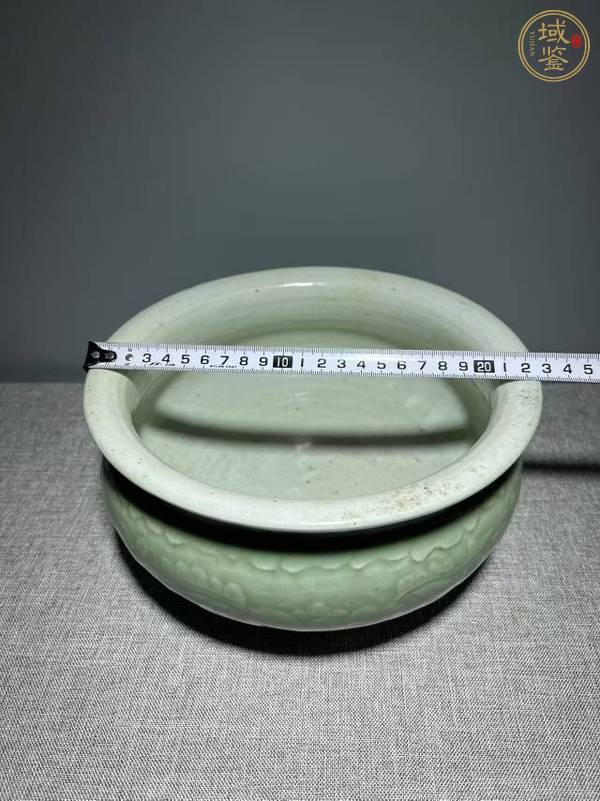 古玩陶瓷豆青釉暗刻纏枝花卉紋三足爐真品鑒賞圖