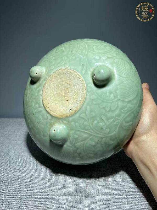 古玩陶瓷豆青釉暗刻纏枝花卉紋三足爐真品鑒賞圖