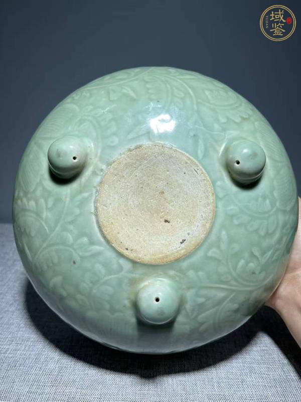 古玩陶瓷豆青釉暗刻纏枝花卉紋三足爐真品鑒賞圖