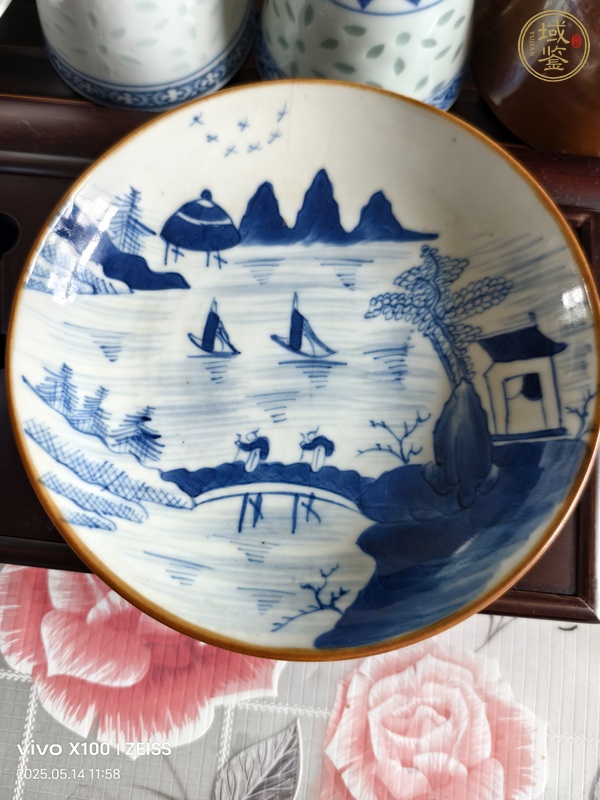 古玩陶瓷清中期青花山水盤真品鑒賞圖