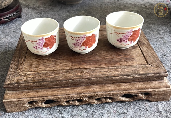 古玩陶瓷紅彩葡萄紋杯真品鑒賞圖