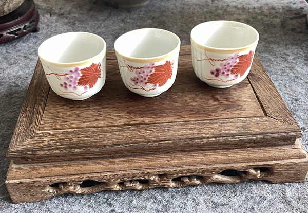 古玩轉(zhuǎn)賣紅彩葡萄紋杯三只拍賣，當前價格3900元