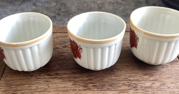 古玩陶瓷紅彩葡萄紋杯三只拍賣，當(dāng)前價格220元